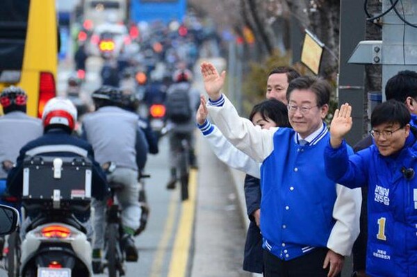 더불어민주당 이재명 대표가 25일 경남 거제시 삼성중공업 앞 도로에서 출근길 인사를 하고 있는 모습. 사진 / ⓒ뉴시스
