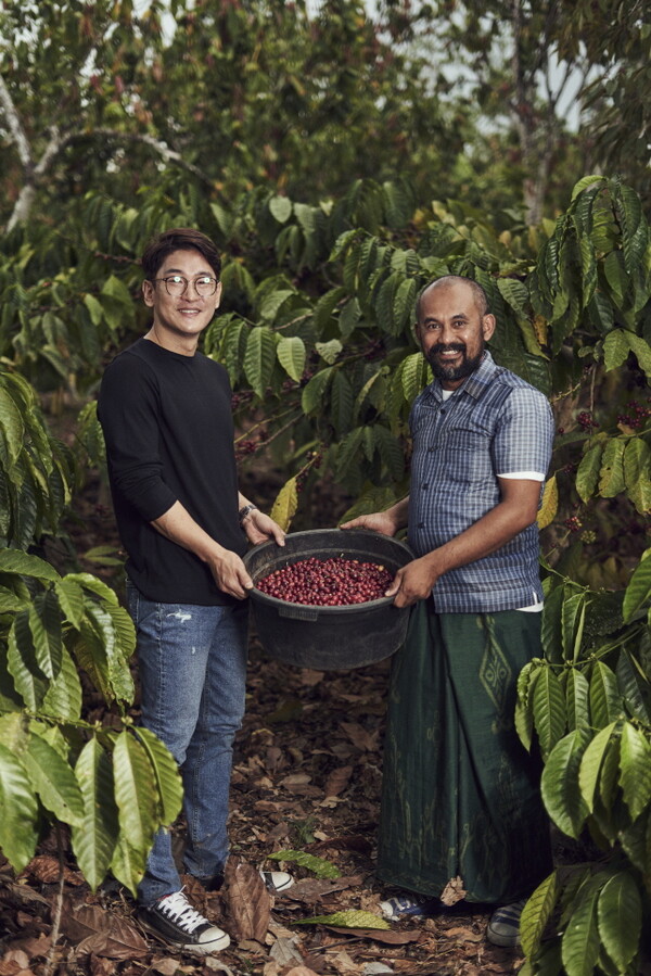 카페몰리 김통겸 대표(왼쪽)가 인도네시아 롬복 커피농장에서 생산된 커피 생두를 선보이고 있다.사진/카페몰리 