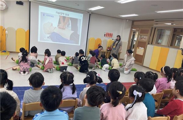 서울 서초구가 ‘2024년 찾아가는 어린이 안전교육’의 일환으로 심폐소생술 교육을 하고 있다. (사진 / 서초구청)