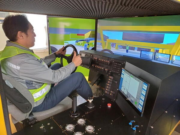 한화오션이 세계 최초로 특수차량 운행 교육에 가상현실을 접목했다. ⓒ한화오션