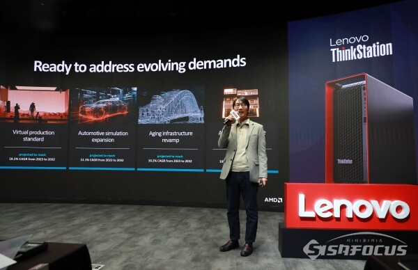 26일 AMD 코리아 김홍필 이사가 AMD 라이젠 쓰레드리퍼 프로를 소개하고 있다.(3) [사진 / 오훈 기자]