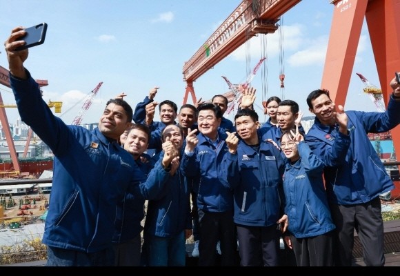권오갑 HD현대 회장이 외국인 근로자들과 기념 촬영을 하고 있는 모습 / ⓒHD현대