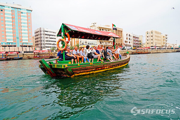 수상택시 '아브라'보트는 올드 두바이 섬과 섬을 오가는 유일한 교통수단이다.  사진/유우상 기자