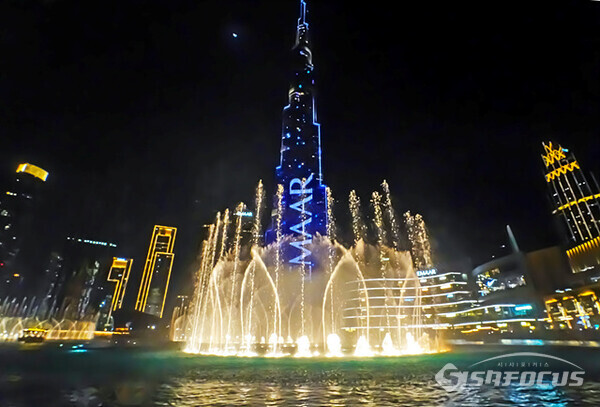 두바이몰 앞 두바이 음악분수는 세계 최고 높이의 버즈 칼리파 호텔(828m 높이)을 배경으로  춤추며 140m까지 솟는다. 사진/유우상 기자