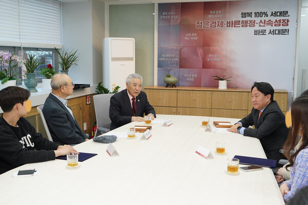 서울 서대문구사회복지협의회가 관내 학생들에게 장학금을 전달하였다. (사진 / 서대문구청)