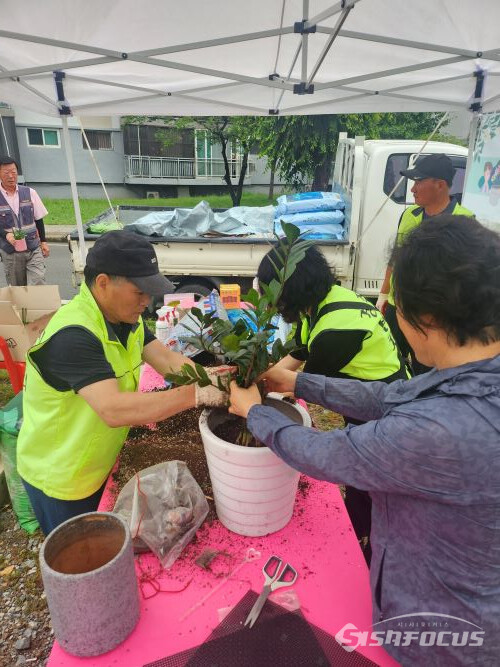 경주시농업기술센터에서 실시하고 있는 찾아가는 반려식물 돌봄 서비스 현장 모습. 사진/경주시