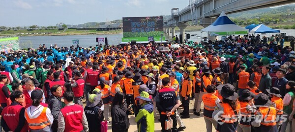 16일 포항시가 남구 유강정수장에서 연일향교 앞 건널목 1km 구간에서 ‘시민과 함께 가꾸는 녹색도시’ 포항 희망 숲 나무 심기 행사를 열고 있다. 사진/엄지원 기자