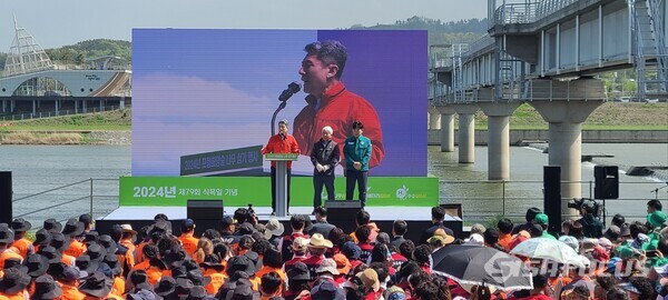 16일 이강덕 포항시장이 ‘시민과 함께 가꾸는 녹색도시’ 포항 희망 숲 나무 심기 행사에서 시민들에게 감사 인사를 하고 있다. 사진/엄지원 기자
