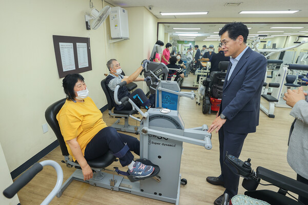 서울 양천구 양천해누리복지관에서 재활치료중인 관내 장애인들과 소통하고 있는 이기재 양천구청장(우측). (사진 / 양천구청)