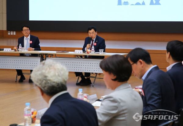 주낙영 경주시장이 간부직원들에게  저출산 대책에 대한 이야기를 하고 있는 모습. 사진/경주시