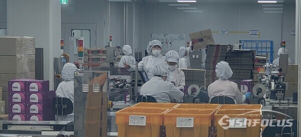 노바렉스 오송공장 스마트팩토리 라인 맨 끝에만 있는 인력. 전체 생산라인에서 사람을 찾아보기 힘들다. (사진 / 강민 기자)