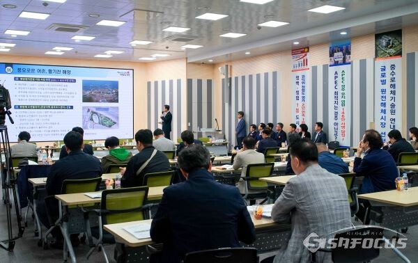 경주시 농림축산해양국 언론브리핑에서 예병원 국장이 화면을 보며 설명하는 모습. 사진/경주시