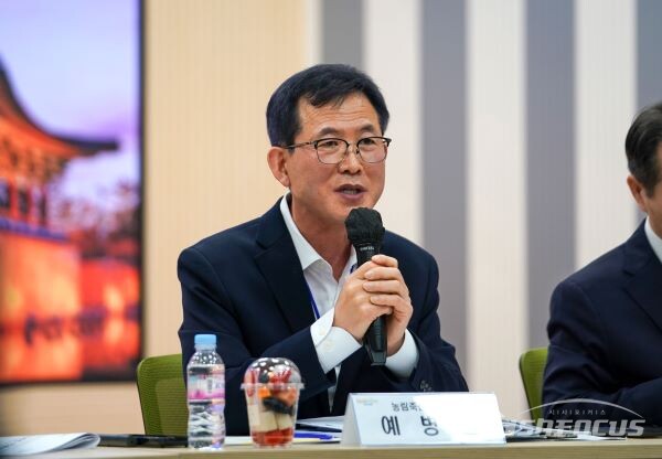 예병원 농림축산해양국장이 기자의 질문에 답하는 모습. 사진/경주시