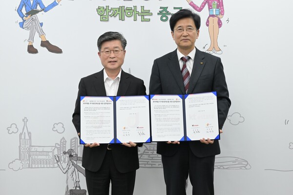 서울 중구가 KT 에스테이트와 '남산 드 메종' 민관 협력 업무 협약을 맺었다. 사진의 좌측 김길성 중구청장과 우측 최남철 KT 에스테이트 대표이사. (사진 / 중구청)