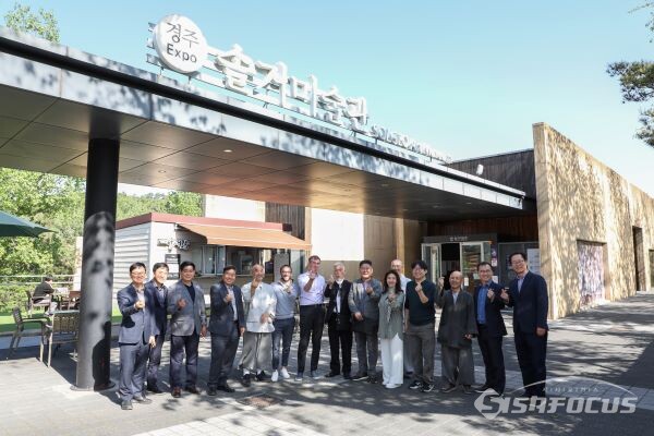 프랑스 르브루 박물관 자비에 살몽 수석부관장이 솔거미술관 앞에서 함께한 관계자들과 함께 기념촬영 하는 모습. 사진/김대섭 기자