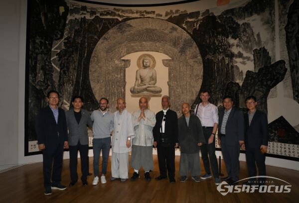 박대성 화백 작품 석굴암을 배경으로 기념촬영 하는 모습. 사진/김대섭 기자