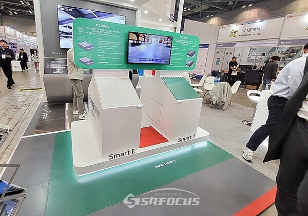 KCC는 지난달 23일부터 25일까지 열린 경기도 고양시 소재 킨텍스서 열린 2024 국제물류산업대전에 참가해 스마트 물류시스템에 활용될 바닥재 스마트E와 T를 선보였다.(사진 / 강민 기자)