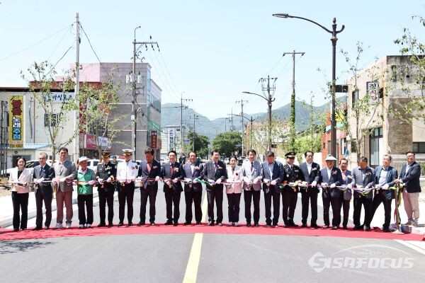 경주건천지하차도 평면화 준공식에서 참석자들이 테이프 커팅하는 모습. 사진/경주시