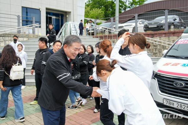 경북도민체육대회 경기장을 찾은 이철우 의장(사진 좌측)이 선수들과 인사하는 모습. 사진/경주시의회