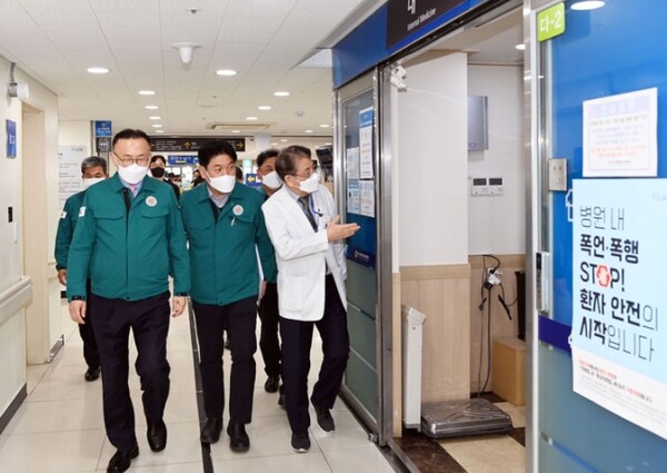 이한경 행정안전부 재난안전관리본부장이 지난 2월 경기도의료원 의정부병원에서 비상진료체계를 점검하고 있다/ ⓒ행안부