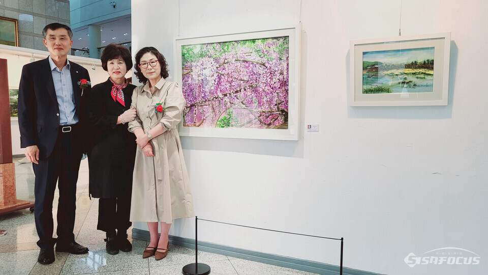 좌측부터 정상수 성동새마을금고 전무와 서창욱 지도교수, 차은희 회장이 함께 기념촬영 하는 모습. 사진/김대섭 기자