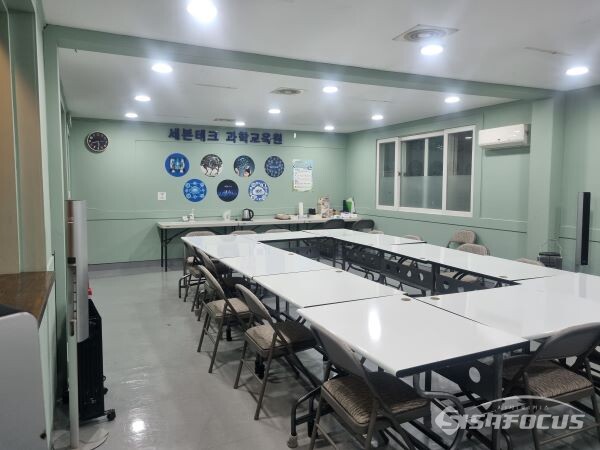 경주몽협동조합에서 사용 했던 것으로 알려진 건물 2층 세븐테크 과학교육원 모습. 사진/김대섭 기자