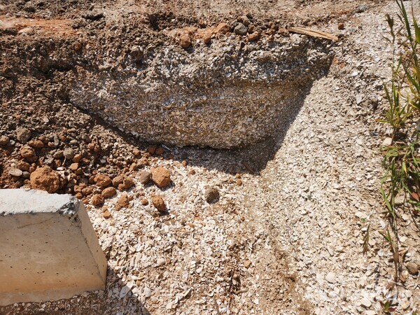 해남군 송지면 파크골프장 오수로 단면. 2m정도 굴적, 바지락 껍대기 층. 사진/최영남 기자