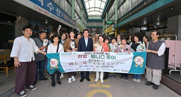 지난 25일 김광열 영덕군수(중앙)가 영해전통시장을 찾은 일본 한방웰니스 투어단과 기념 촬영을 하고 있다. 사진/영덕군