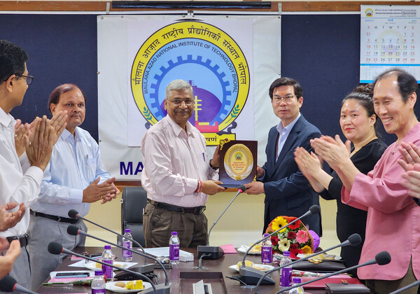 지난 3월 김광열 영덕군수(가운데 오른쪽)과 인도 마울라나 아자드 국립공과대학 총장과 웰니스 산업 발전을 위한 상호협약을 협의하고 있다.사진/영덕군