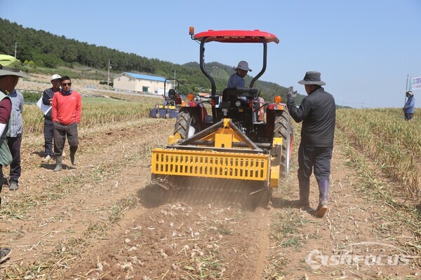 마늘수확기계화 연시회 현장. 사진/해남군청 제공