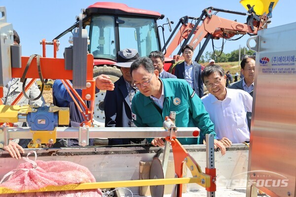 마늘수확기계화 연시회에서 명현관 군수가 기계를 살피고 있다. 사진/해남군청 제공