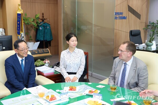 영국 킹스턴대학교 대표단이 해남군을 방문 명현관 군수와 환담을 나누고 있다. 사진/해남군청 제공