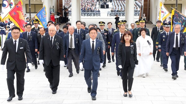 6일 경북도가 국립영천호국원에서 순국선열과 호국영령의 숭고한 희생정신을 추모하기 위해 ‘제69회 현충일 추념식’을 거행하고 있다.사진/경북도