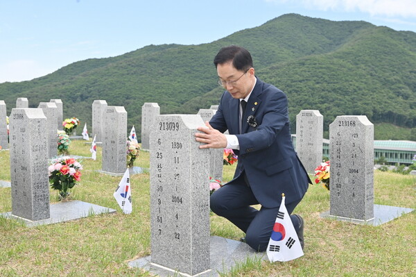 6일 임종식 경북교육감이 국립영천호국원에서  “호국영웅의 숭고한 얼을 나라사랑교육으로 지키겠다”라고 다짐하고 있다.사진/경북교육청