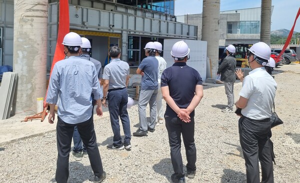 지난 7일 경북교육청 시설 공사 명예감사관들이 영덕도서관 신축공사 현장에서 실지감사 현장 점검을 하고 있다.ⓒ경북교육청