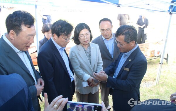 지난 14일 (왼쪽부터) 손덕수 영덕군의회 의장, 박형수 국회의원, 김은희 영덕군의원, 황재철 경북도의회 예결위원장이 숲해설가들의 활동 설명을 듣고 있다.ⓒ경북숲해설가협회