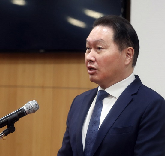 최태원 SK그룹 회장이 17일 서울 종로구 SK서린빌딩에서 노소영 아트나비센터 관장과의 이혼소송·재산분할 항소심 판결 관련 공식 입장을 발표하고 있다. 뉴시스