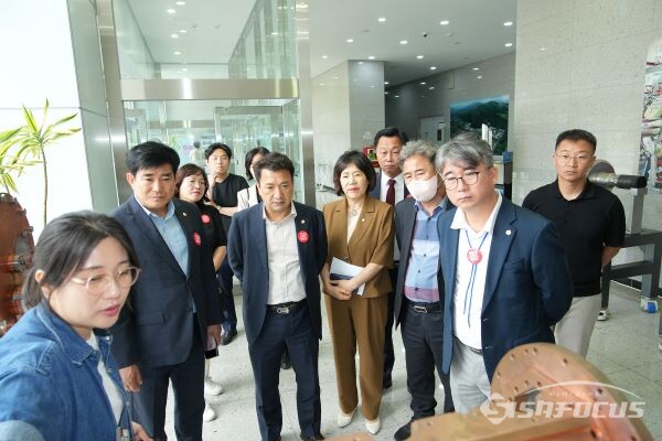 원특위원회 현장방문 모습(사진 좌측두번째 이경희 위원장). 사진/경주시의회