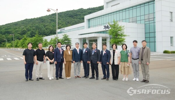 경주시의회 원특위원회 소속 의원을 비롯한 관계공무원들이 함께 양성자과학연구단 앞에서 기념촬영하는 모습. 사진/경주시의회