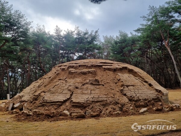 경주 정강왕릉이 비로 인해 무너져 내린 모습. 사진/이진락 의원실