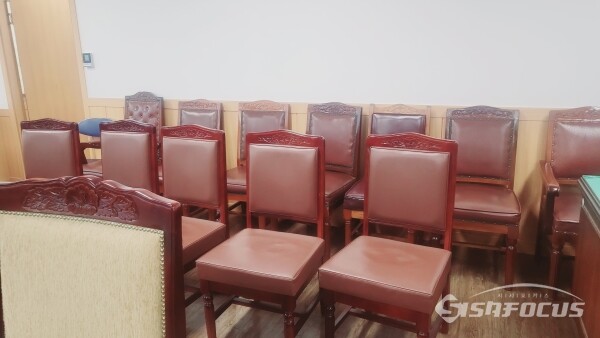 경주시의회 2004년도 행정사무감사장에 해당과장들이 앉아있어야 할 자리가 텅텅 비어있는 모습. 사진/김인철 기자