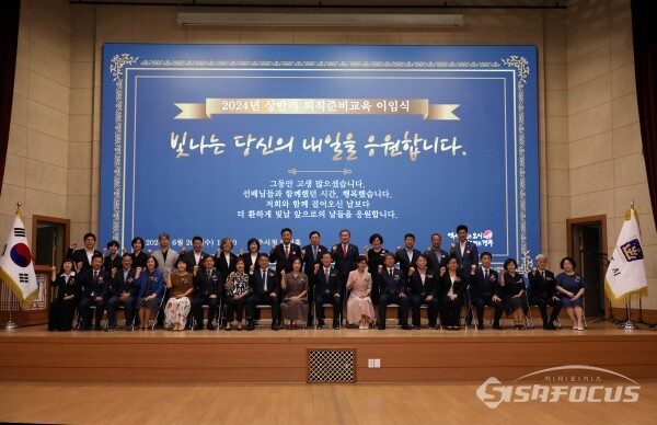 알천홀에서 열린 경주시 상반기 퇴직자들이 주낙영 시장과 함께 화이팅을 외치며 기념촬영 하는 모습. 사진/김인철 기자