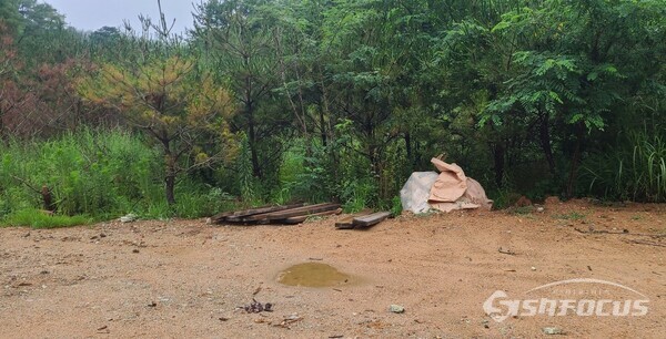 코오롱글로벌이 경북 영덕군 영덕읍 삼계리 농지를 소유자 동의없이 불법 전용해 사용하고 건설자재들을 방치해 두고 있다.사진/김영삼 기자 