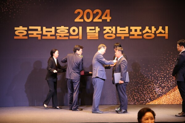 한덕수 국무총리가 27일 서울 중구 엠배서더서울풀만 호텔에서 열린 호국보훈의 달 정부 포상식에서 대한민국특수임무유공자회 김중천 구미시지회장에게 국무총리 표창을 수여하고 있다.ⓒ대한민국특수임무유공자회