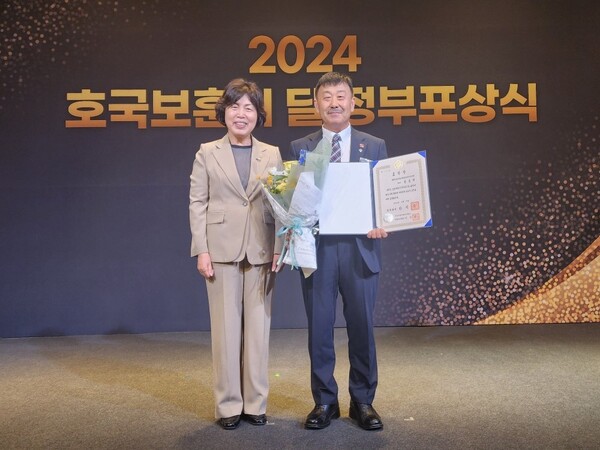 강정애 국가보훈부 장관이 27일 서울 중구 엠배서더서울풀만 호텔에서 열린 호국보훈의 달 정부 포상식에서 국무총리 표창을 수상한 대한민국특수임무유공자회 김중천 구미시지회장과 기념 촬영을 하고 있다.ⓒ대한민국특수임무유공자회