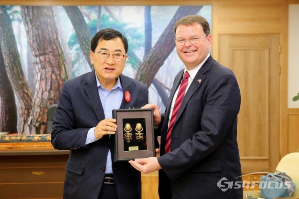 경주시를 방문한 주부산미국영사관 놀란 바크하우스 영사에게 주낙영 시장이 기념품을 전달 하는 모습. 사진/경주시