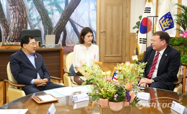 시장실에서 주낙영 시장과 환담을 나누고 있는 놀란 바크하우스 영사 모습. 사진/경주시
