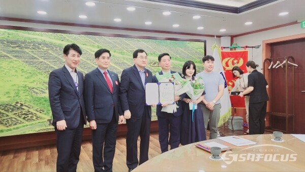 주낙영 경주시장이 국제홍보대사로 위촉된 고록재 회장과 참석자들이 함께 기념촬영하는 모습(사진좌측부터 이성록 소통관, 이경희 위원장, 주낙영 시장, 고록재 회장). 사진 / 김인철 기자