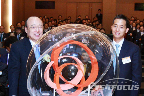 김승연 한화그룹 회장과 김 회장의 장남인 김동관 한화그룹 부회장 ⓒ시사포커스DB