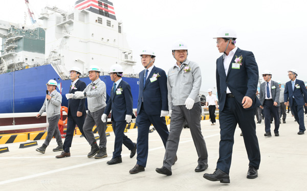 10일(수) 진행된 'HD현대삼호 제2돌핀안벽 준공식' 참석자들이 돌핀 안벽을 돌아보고 있다. (오른쪽부터 명창환 전남도 부지사, 권오갑 HD현대 회장, 박홍률 목포시장) / ⓒHD현대삼호